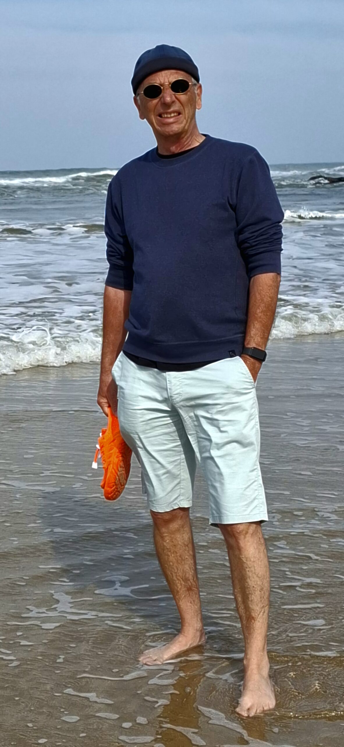 Michael steht im Indischen Ozean an der Wildcoast